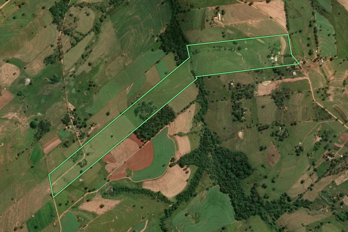 Imagem de satélite do imóvel rural em Álvares Machado (SP), com o contorno declarado no CAR desenhado por cima.