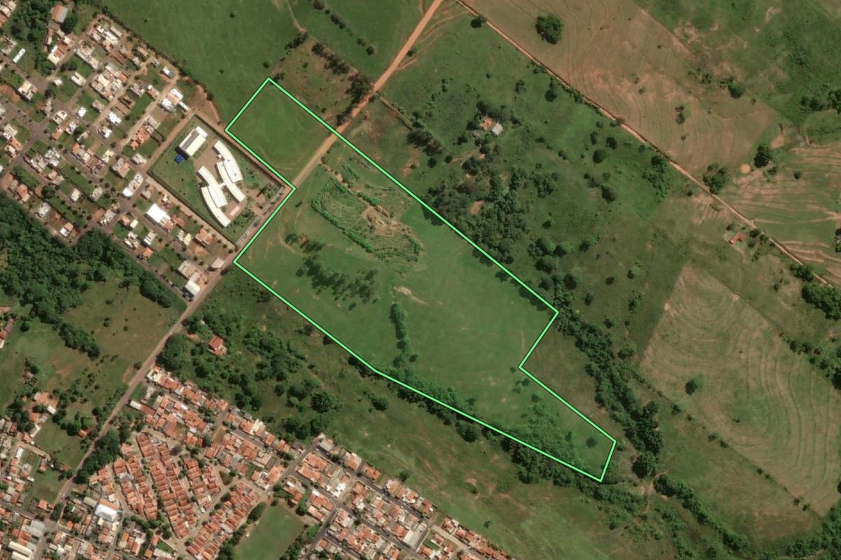 Imagem de satélite do imóvel rural em Álvares Machado (SP), com o contorno declarado no CAR desenhado por cima.