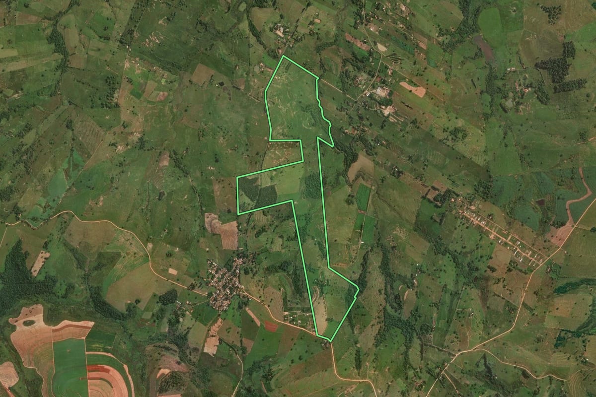 Imagem de satélite do imóvel rural em Álvares Machado (SP), com o contorno declarado no CAR desenhado por cima.