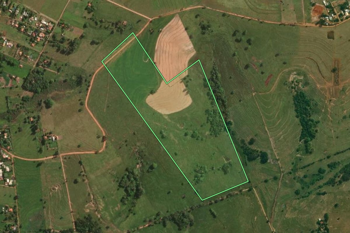 Imagem de satélite do imóvel rural em Álvares Machado (SP), com o contorno declarado no CAR desenhado por cima.