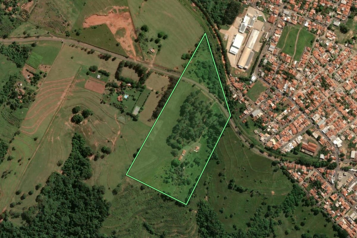 Imagem de satélite do imóvel rural em Álvares Machado (SP), com o contorno declarado no CAR desenhado por cima.