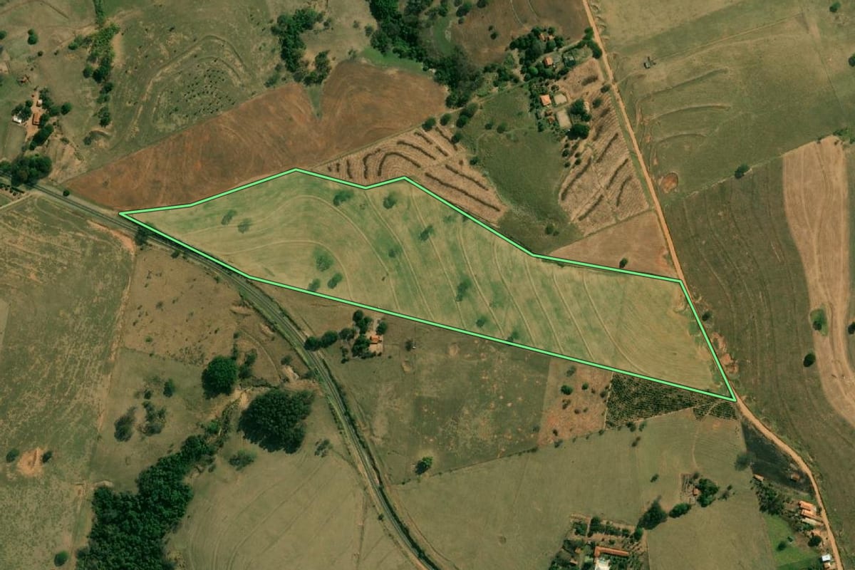 Imagem de satélite do imóvel rural em Álvaro de Carvalho (SP), com o contorno declarado no CAR desenhado por cima.