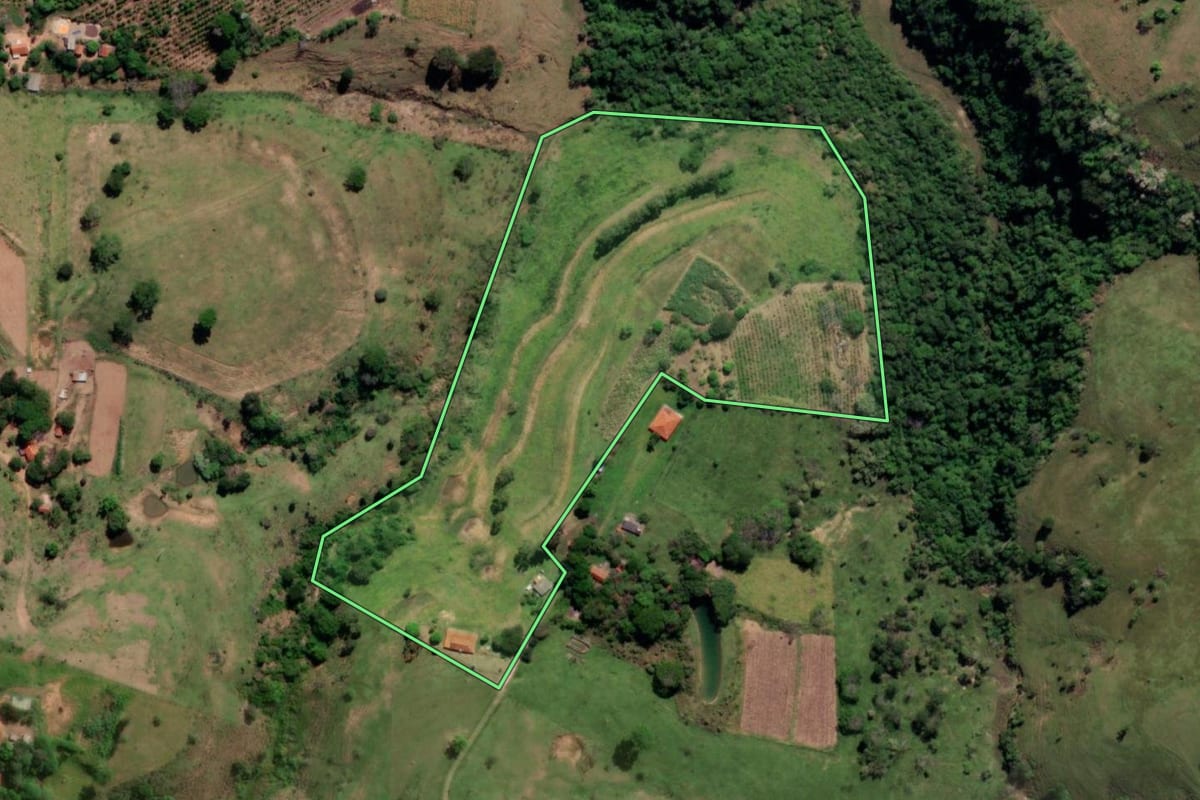 Imagem de satélite do imóvel rural em Álvaro de Carvalho (SP), com o contorno declarado no CAR desenhado por cima.
