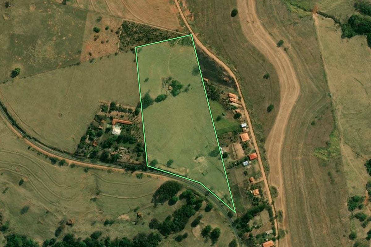 Imagem de satélite do imóvel rural em Álvaro de Carvalho (SP), com o contorno declarado no CAR desenhado por cima.