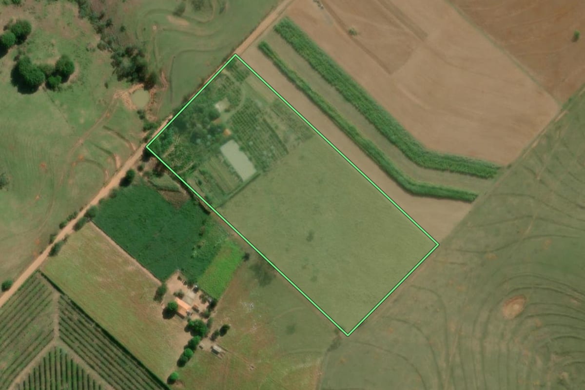 Imagem de satélite do imóvel rural em Alvinlândia (SP), com o contorno declarado no CAR desenhado por cima.