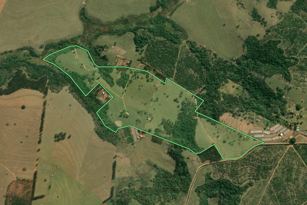 Imagem de satélite do imóvel rural em Alvinlândia (SP), com o contorno declarado no CAR desenhado por cima.