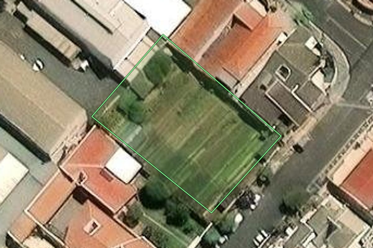 Imagem de satélite do imóvel rural em Americana (SP), com o contorno declarado no CAR desenhado por cima.