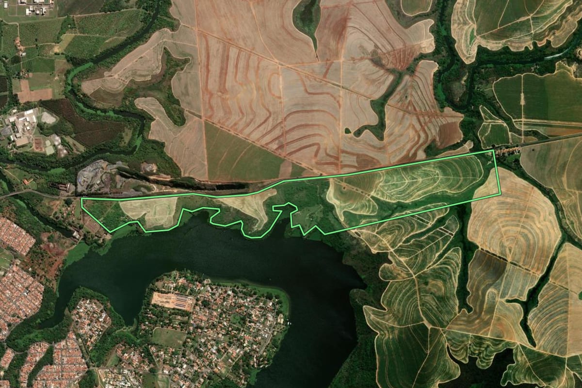 Imagem de satélite do imóvel rural em Americana (SP), com o contorno declarado no CAR desenhado por cima.