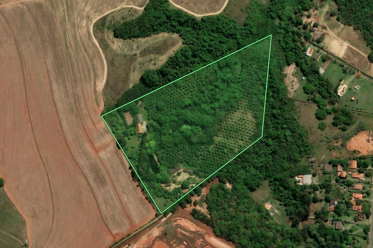 Imagem de satélite do imóvel rural em Americana (SP), com o contorno declarado no CAR desenhado por cima.
