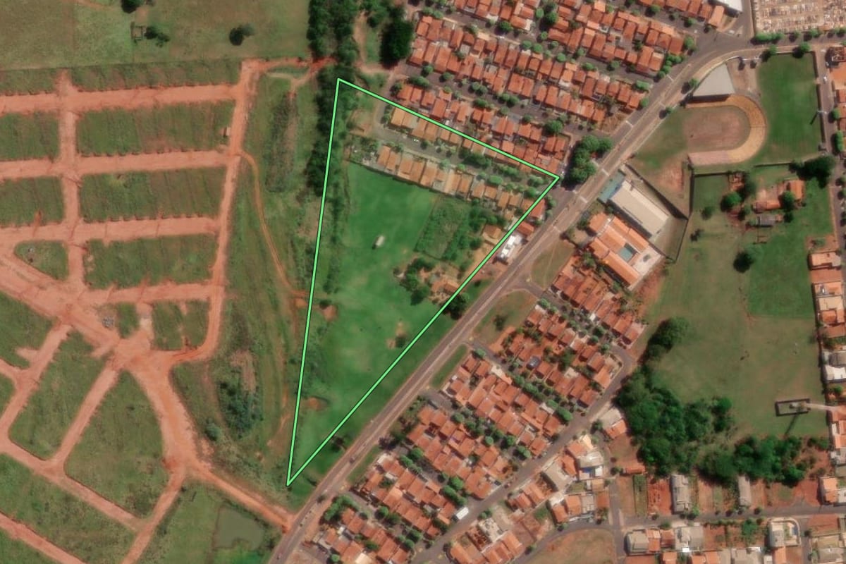 Imagem de satélite do imóvel rural em Américo de Campos (SP), com o contorno declarado no CAR desenhado por cima.