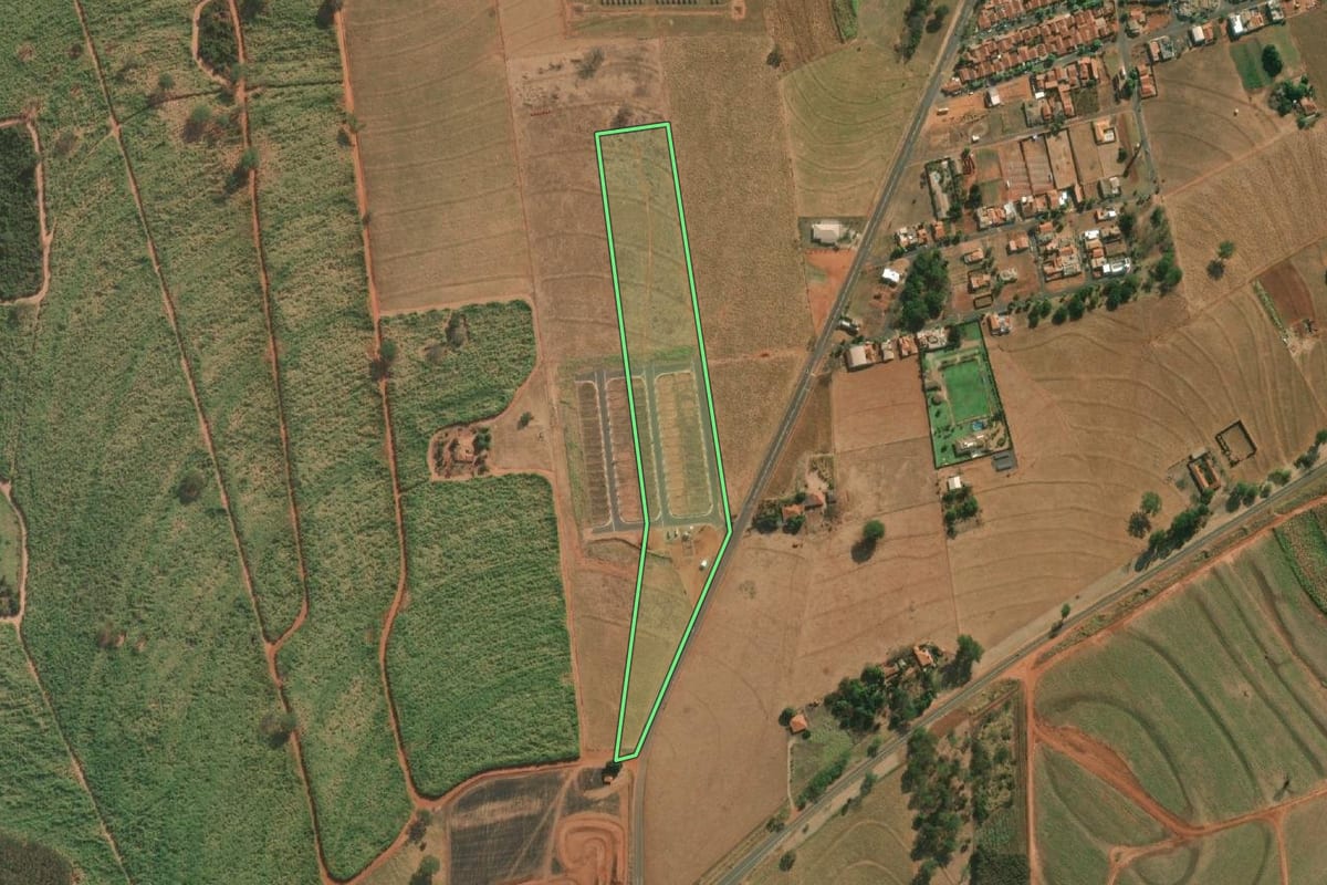 Imagem de satélite do imóvel rural em Américo de Campos (SP), com o contorno declarado no CAR desenhado por cima.