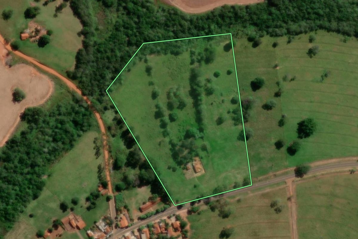 Imagem de satélite do imóvel rural em Américo de Campos (SP), com o contorno declarado no CAR desenhado por cima.