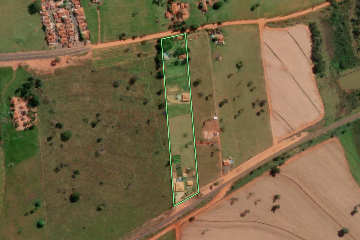 Imagem de satélite do imóvel rural em Américo de Campos (SP), com o contorno declarado no CAR desenhado por cima.