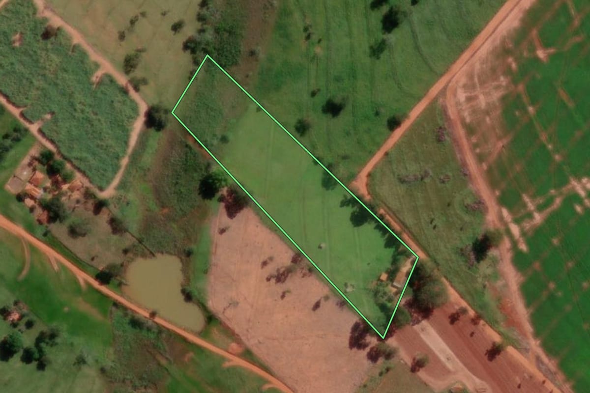Imagem de satélite do imóvel rural em Américo de Campos (SP), com o contorno declarado no CAR desenhado por cima.