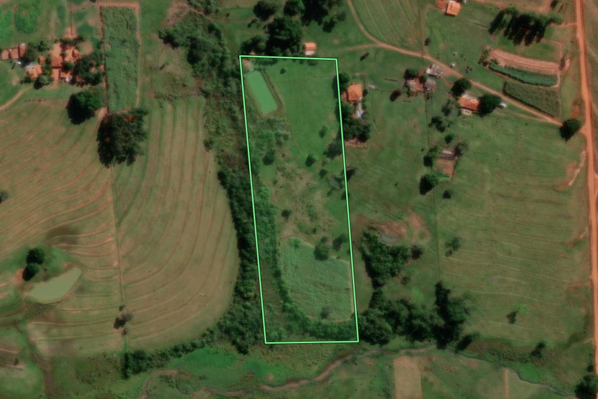 Imagem de satélite do imóvel rural em Américo de Campos (SP), com o contorno declarado no CAR desenhado por cima.