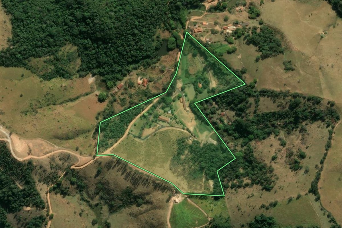 Imagem de satélite do imóvel rural em Amparo (SP), com o contorno declarado no CAR desenhado por cima.