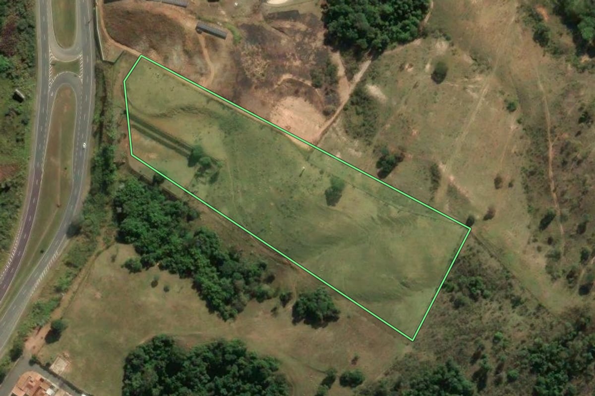 Imagem de satélite do imóvel rural em Amparo (SP), com o contorno declarado no CAR desenhado por cima.