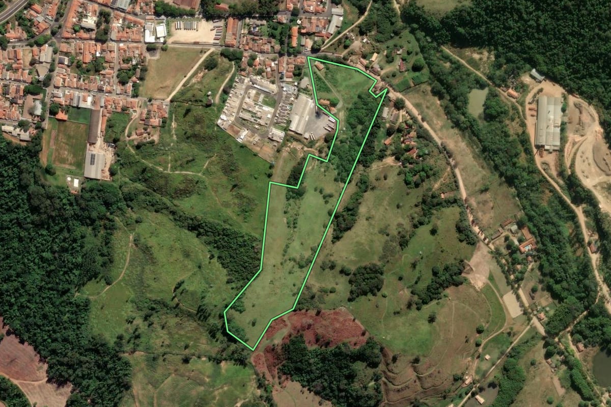 Imagem de satélite do imóvel rural em Amparo (SP), com o contorno declarado no CAR desenhado por cima.