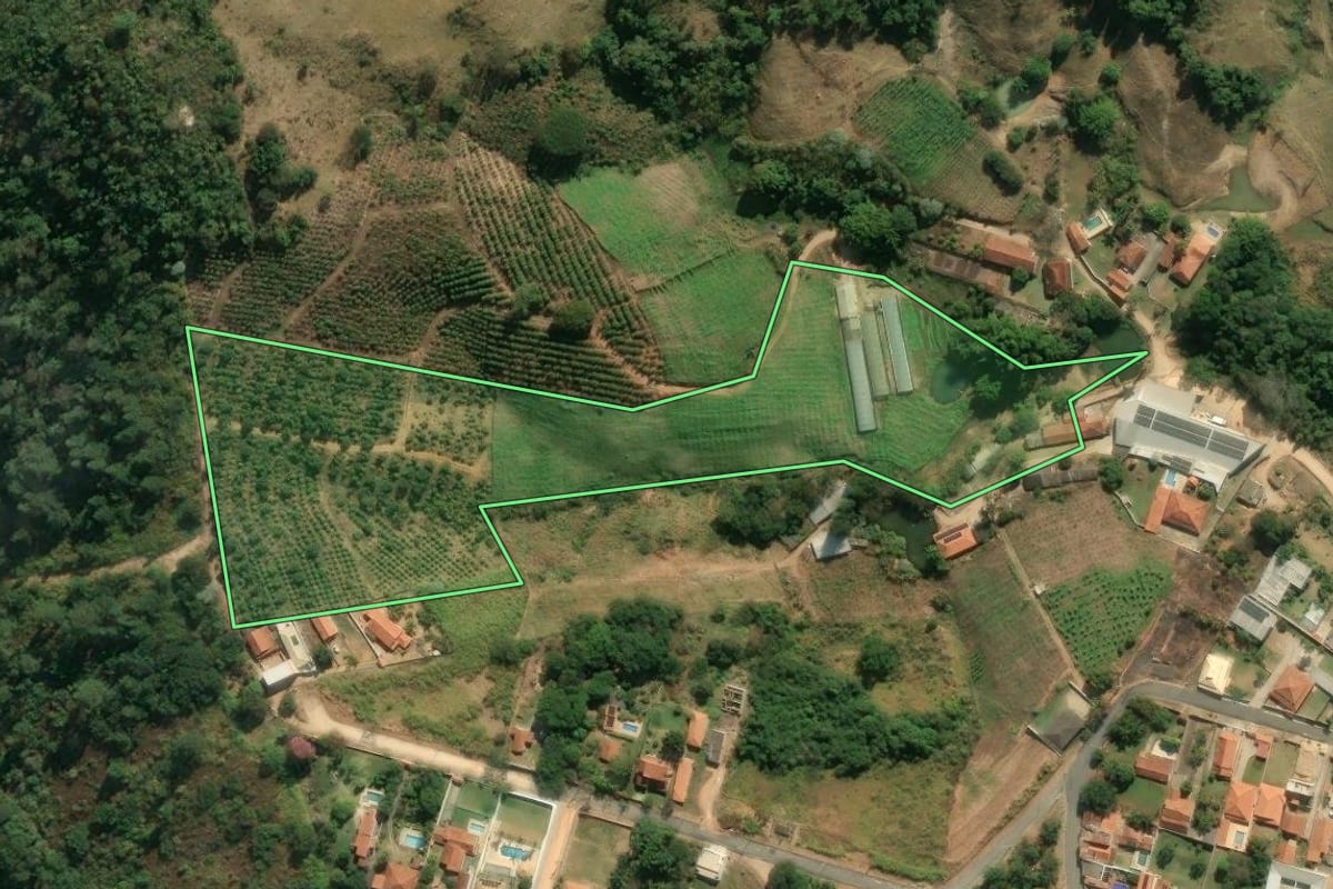 Imagem de satélite do imóvel rural em Amparo (SP), com o contorno declarado no CAR desenhado por cima.