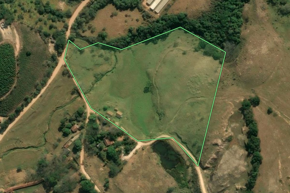 Imagem de satélite do imóvel rural em Amparo (SP), com o contorno declarado no CAR desenhado por cima.