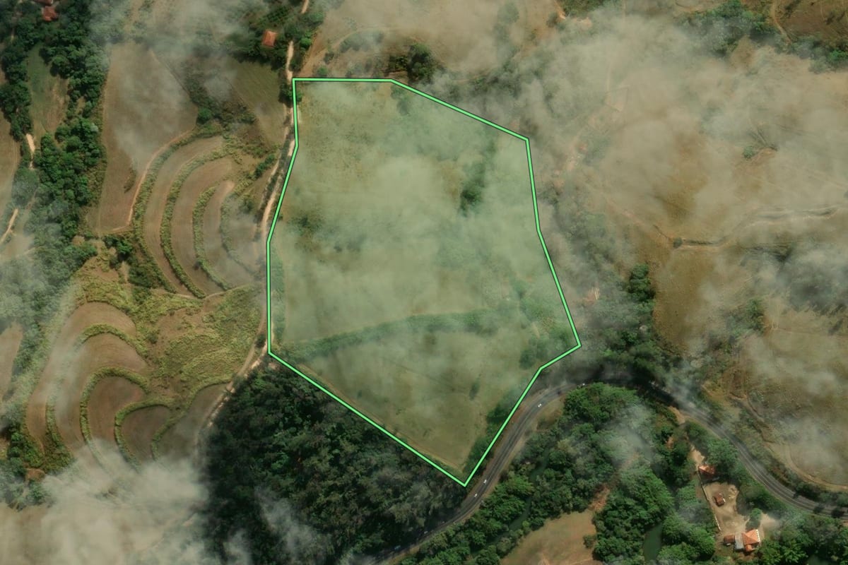 Imagem de satélite do imóvel rural em Amparo (SP), com o contorno declarado no CAR desenhado por cima.