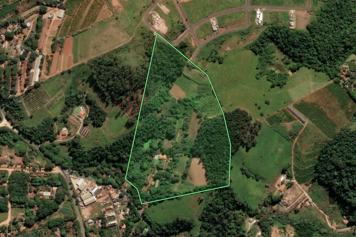 Imagem de satélite do imóvel rural em Amparo (SP), com o contorno declarado no CAR desenhado por cima.
