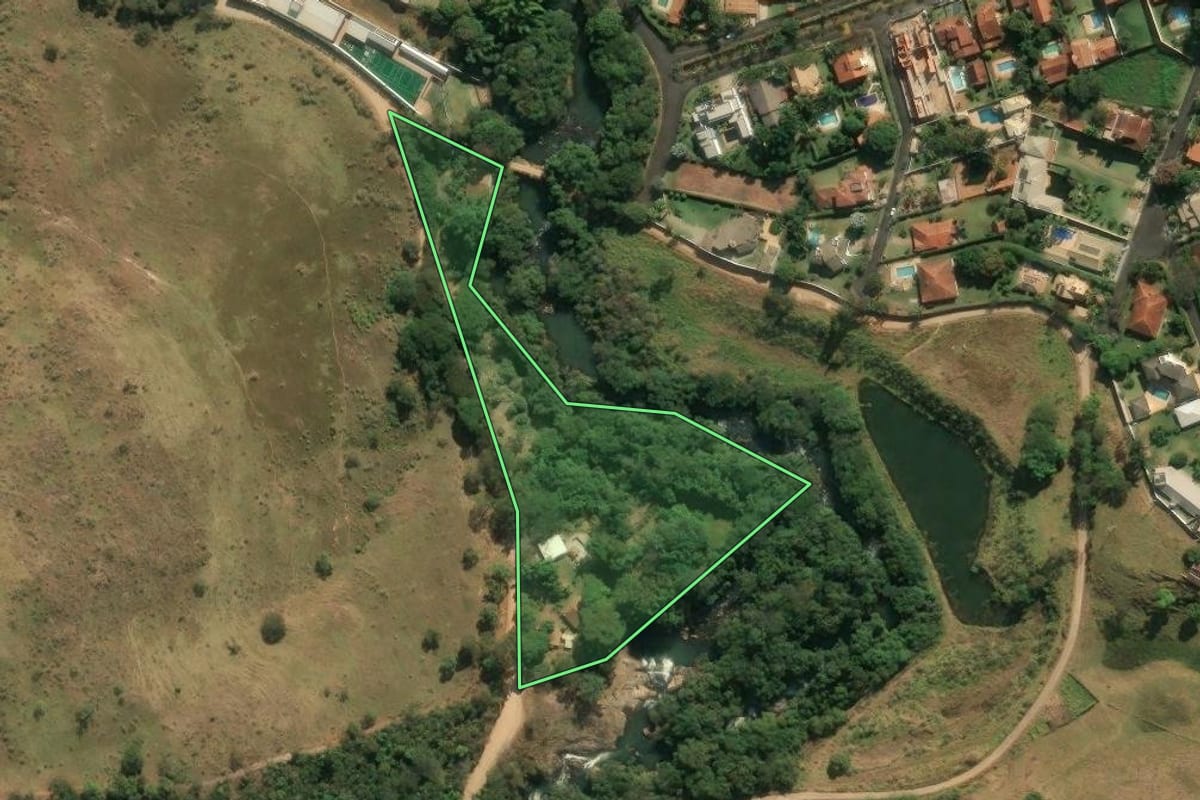 Imagem de satélite do imóvel rural em Amparo (SP), com o contorno declarado no CAR desenhado por cima.