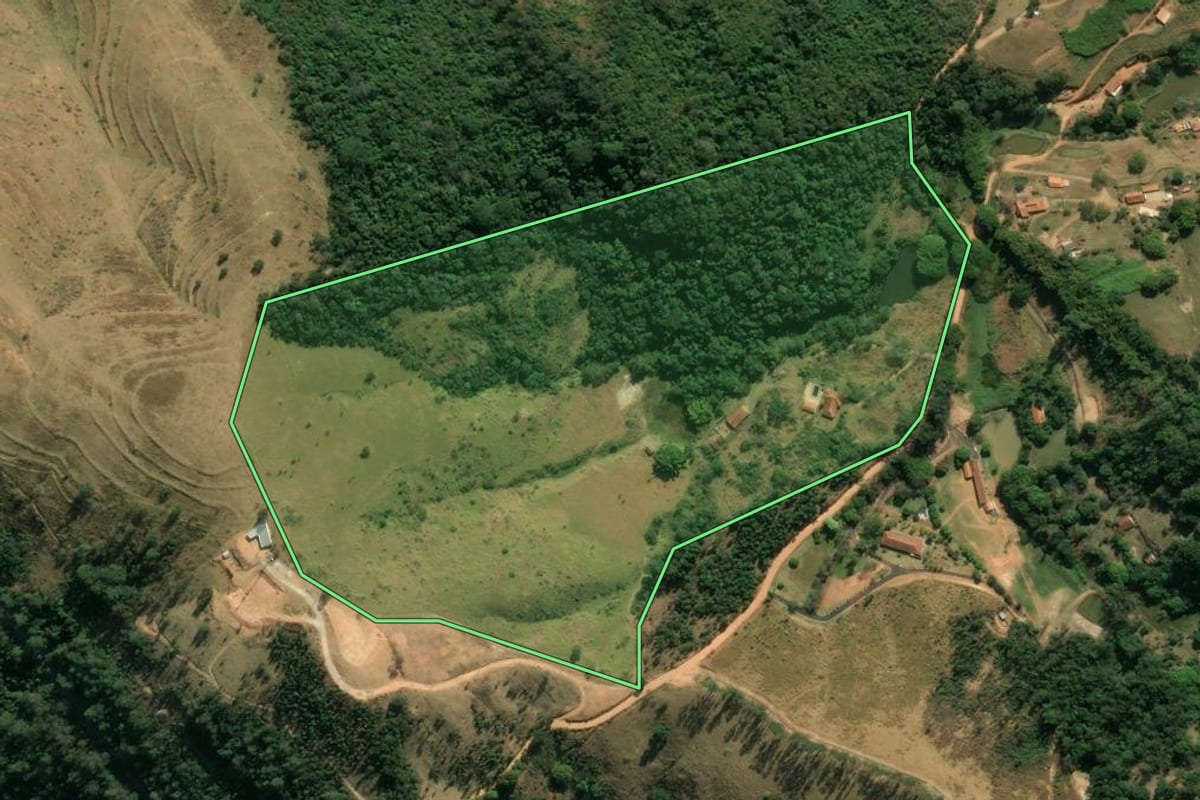 Imagem de satélite do imóvel rural em Amparo (SP), com o contorno declarado no CAR desenhado por cima.