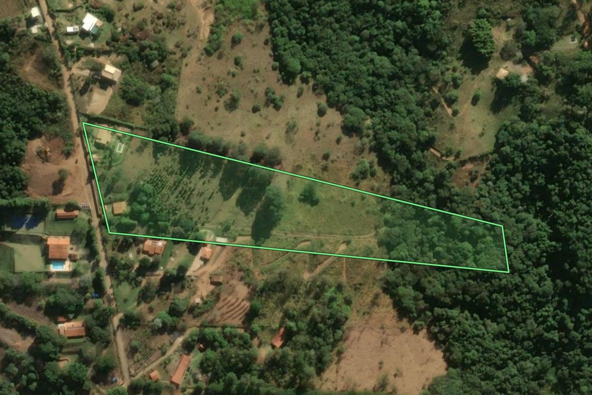 Imagem de satélite do imóvel rural em Amparo (SP), com o contorno declarado no CAR desenhado por cima.
