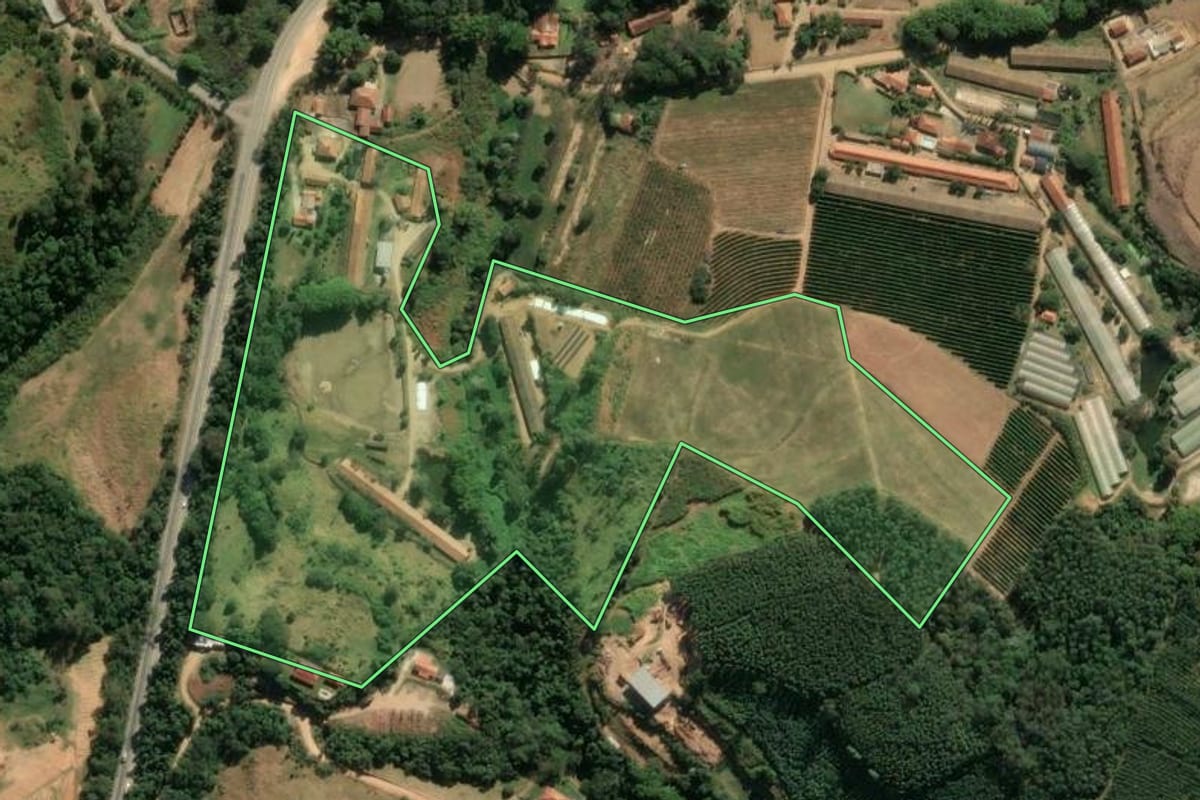 Imagem de satélite do imóvel rural em Amparo (SP), com o contorno declarado no CAR desenhado por cima.