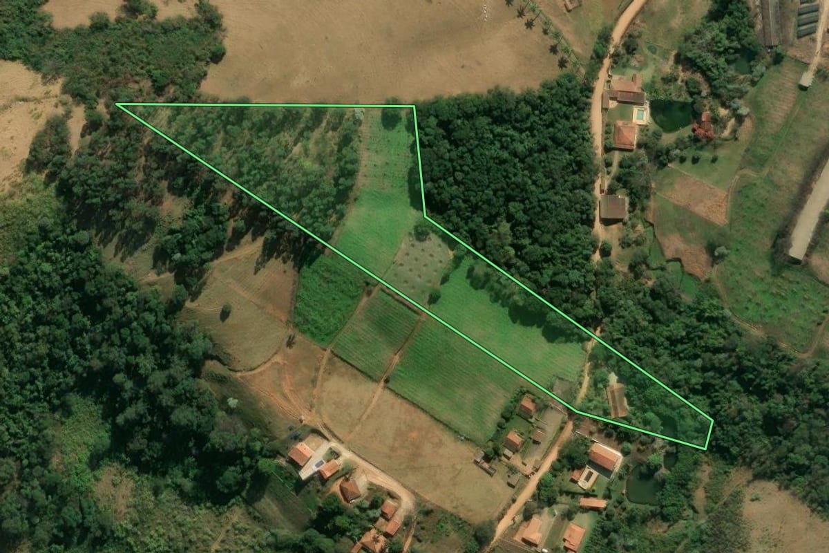 Imagem de satélite do imóvel rural em Amparo (SP), com o contorno declarado no CAR desenhado por cima.