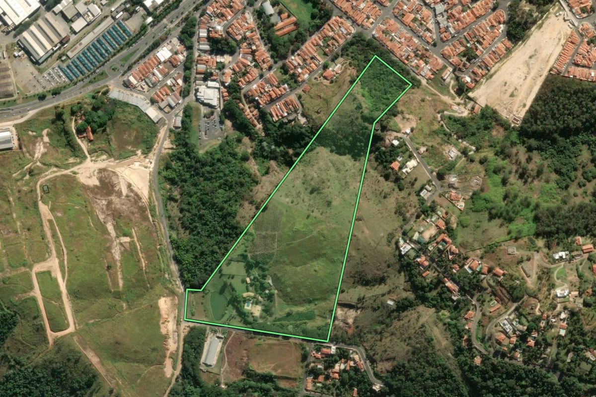 Imagem de satélite do imóvel rural em Amparo (SP), com o contorno declarado no CAR desenhado por cima.