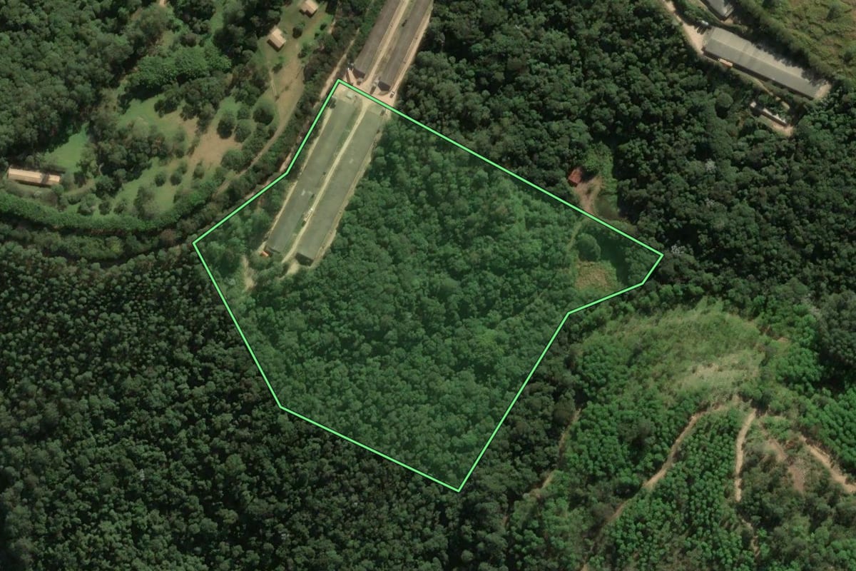 Imagem de satélite do imóvel rural em Amparo (SP), com o contorno declarado no CAR desenhado por cima.