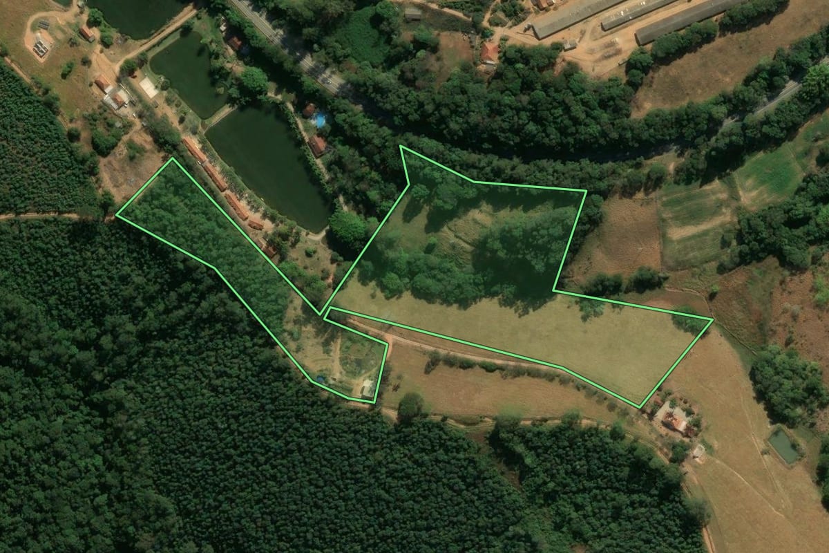 Imagem de satélite do imóvel rural em Amparo (SP), com o contorno declarado no CAR desenhado por cima.