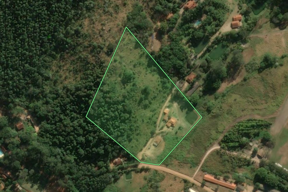 Imagem de satélite do imóvel rural em Amparo (SP), com o contorno declarado no CAR desenhado por cima.
