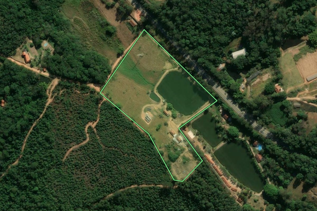 Imagem de satélite do imóvel rural em Amparo (SP), com o contorno declarado no CAR desenhado por cima.