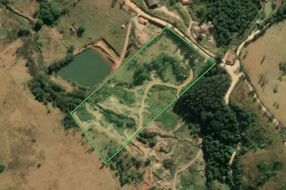 Imagem de satélite do imóvel rural em Amparo (SP), com o contorno declarado no CAR desenhado por cima.