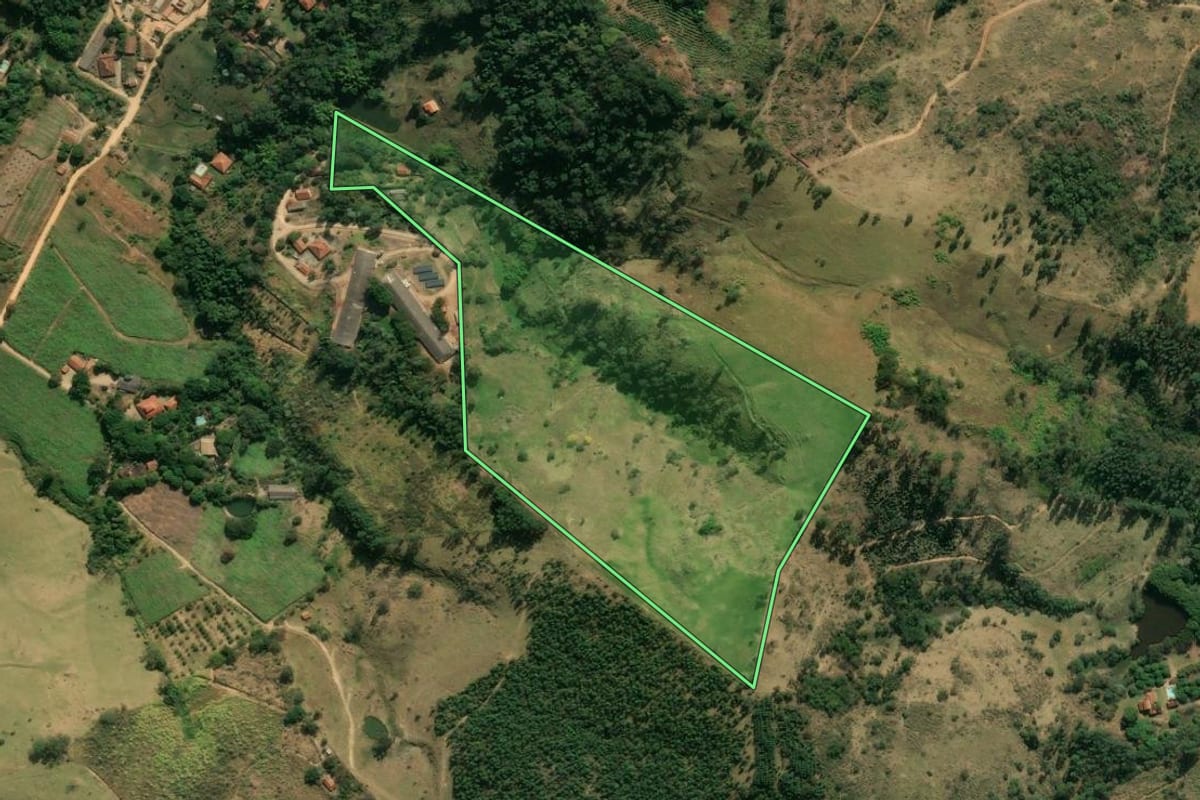 Imagem de satélite do imóvel rural em Amparo (SP), com o contorno declarado no CAR desenhado por cima.