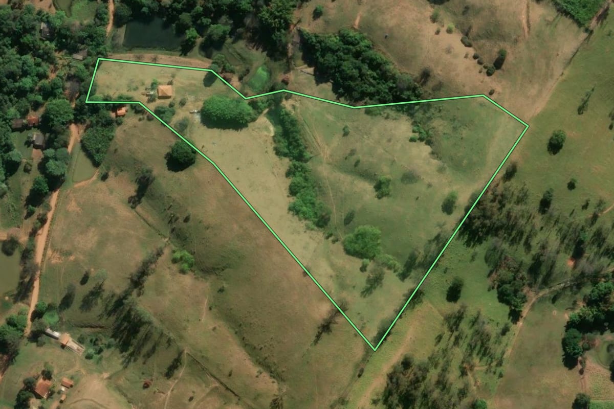 Imagem de satélite do imóvel rural em Amparo (SP), com o contorno declarado no CAR desenhado por cima.