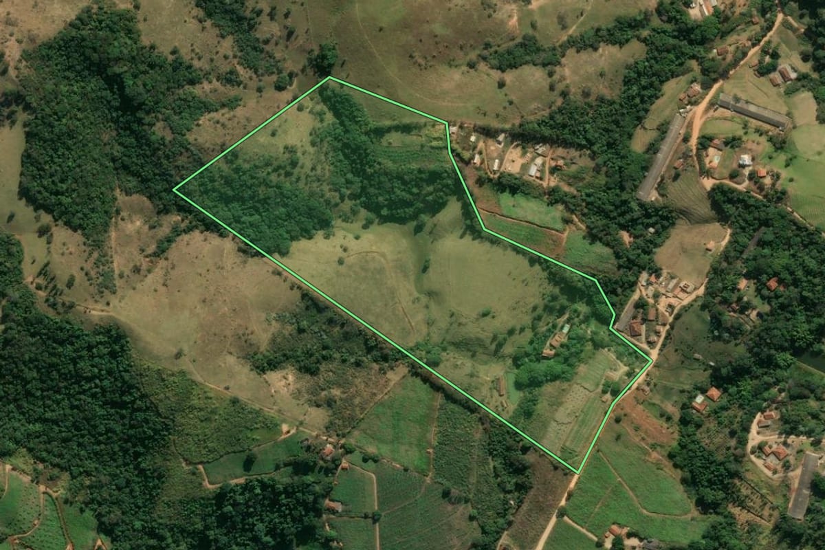 Imagem de satélite do imóvel rural em Amparo (SP), com o contorno declarado no CAR desenhado por cima.