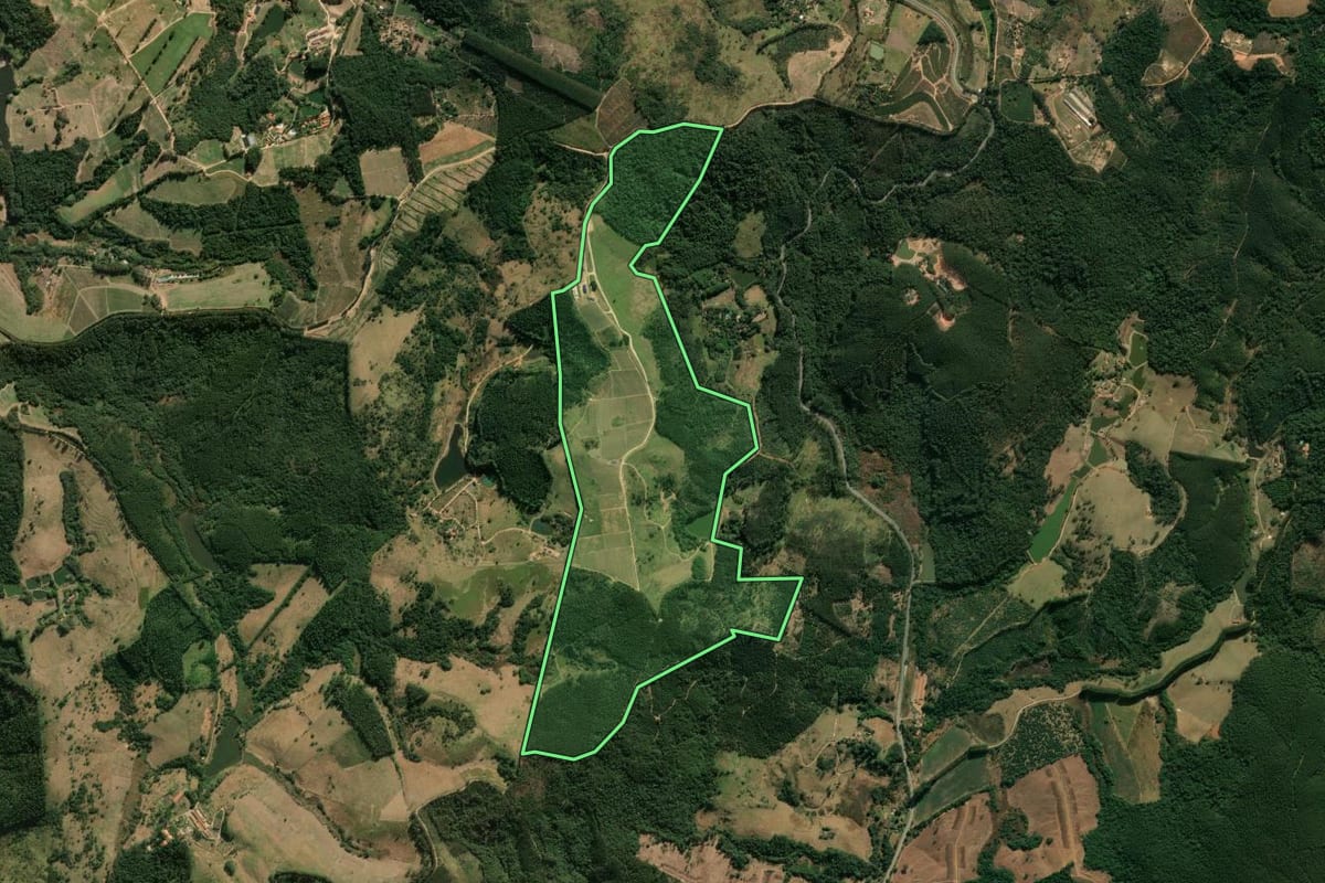 Imagem de satélite do imóvel rural em Amparo (SP), com o contorno declarado no CAR desenhado por cima.