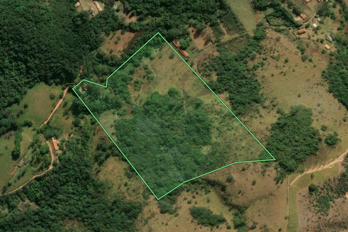 Imagem de satélite do imóvel rural em Amparo (SP), com o contorno declarado no CAR desenhado por cima.