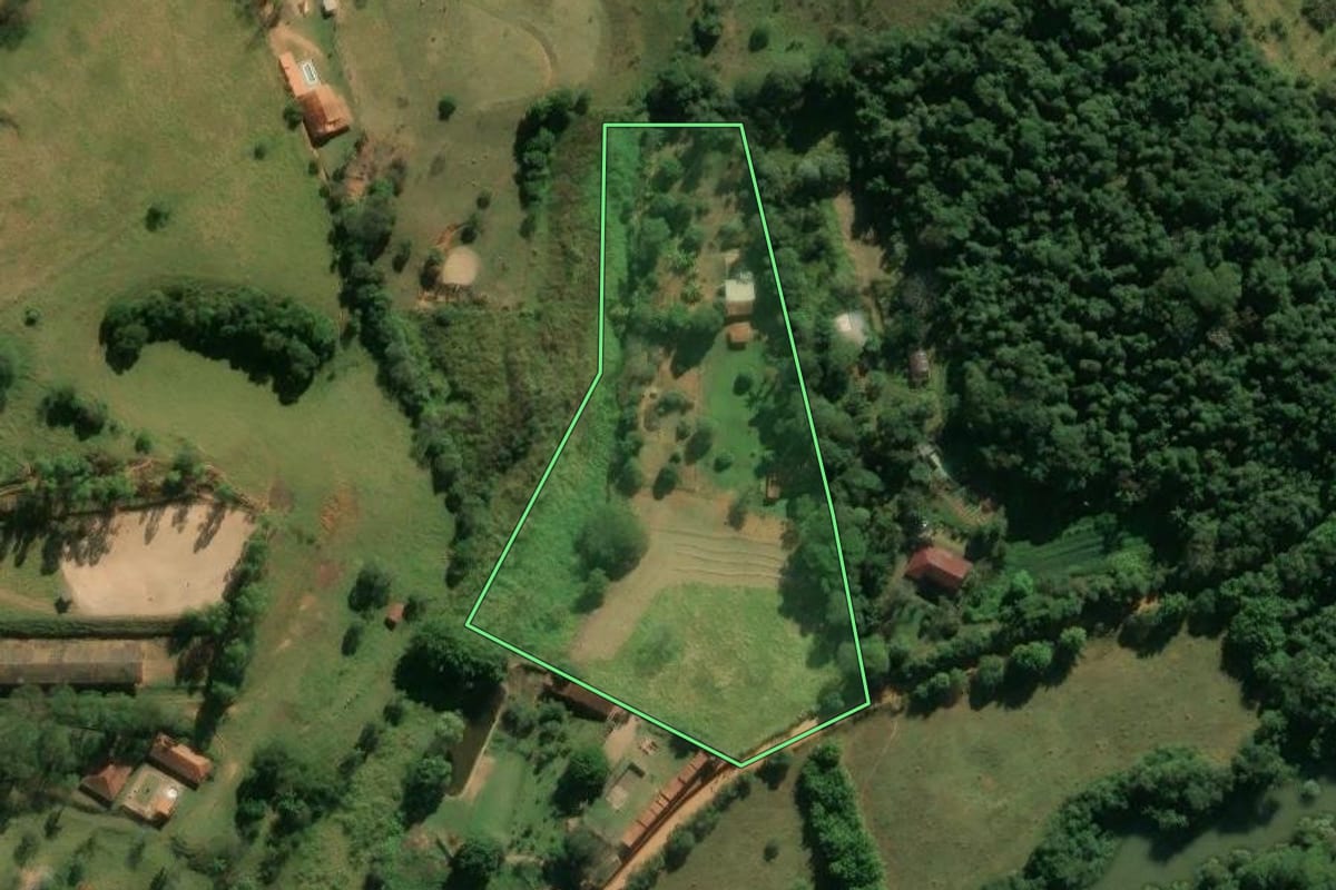 Imagem de satélite do imóvel rural em Amparo (SP), com o contorno declarado no CAR desenhado por cima.