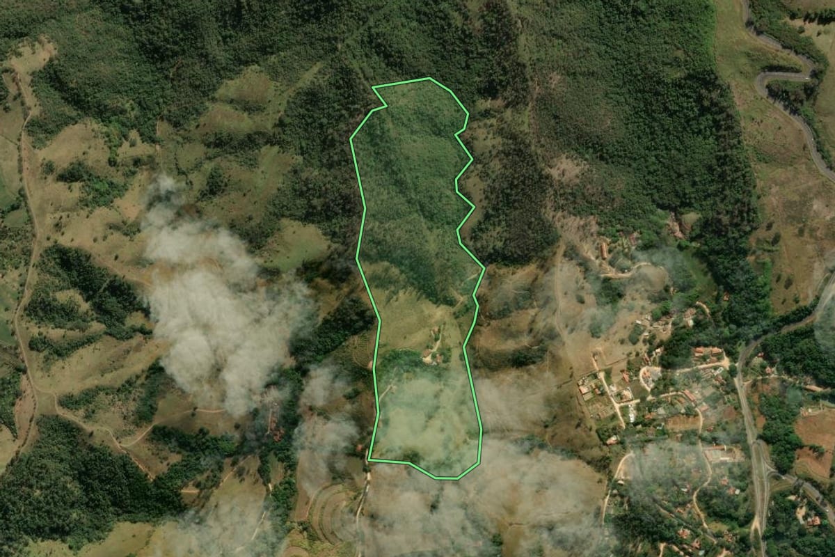 Imagem de satélite do imóvel rural em Amparo (SP), com o contorno declarado no CAR desenhado por cima.