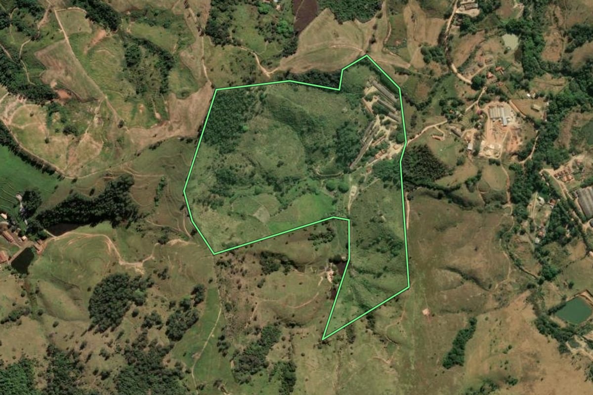 Imagem de satélite do imóvel rural em Amparo (SP), com o contorno declarado no CAR desenhado por cima.