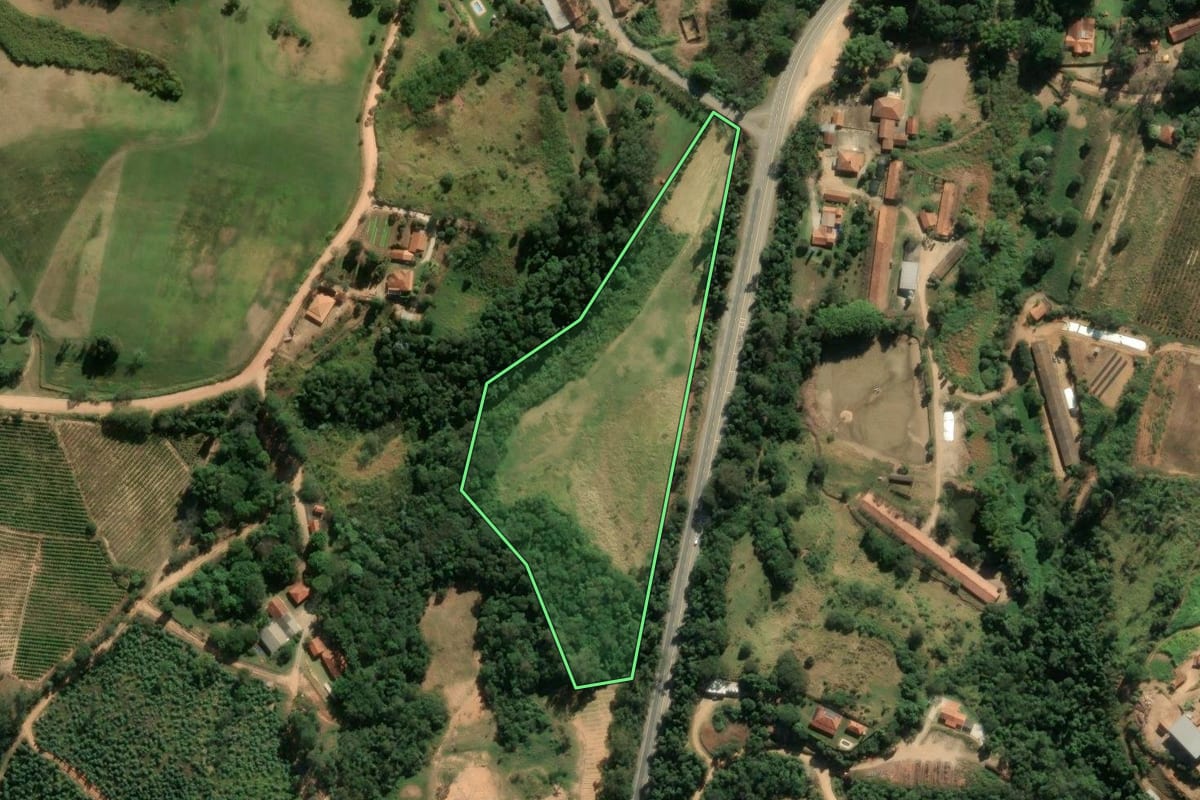 Imagem de satélite do imóvel rural em Amparo (SP), com o contorno declarado no CAR desenhado por cima.