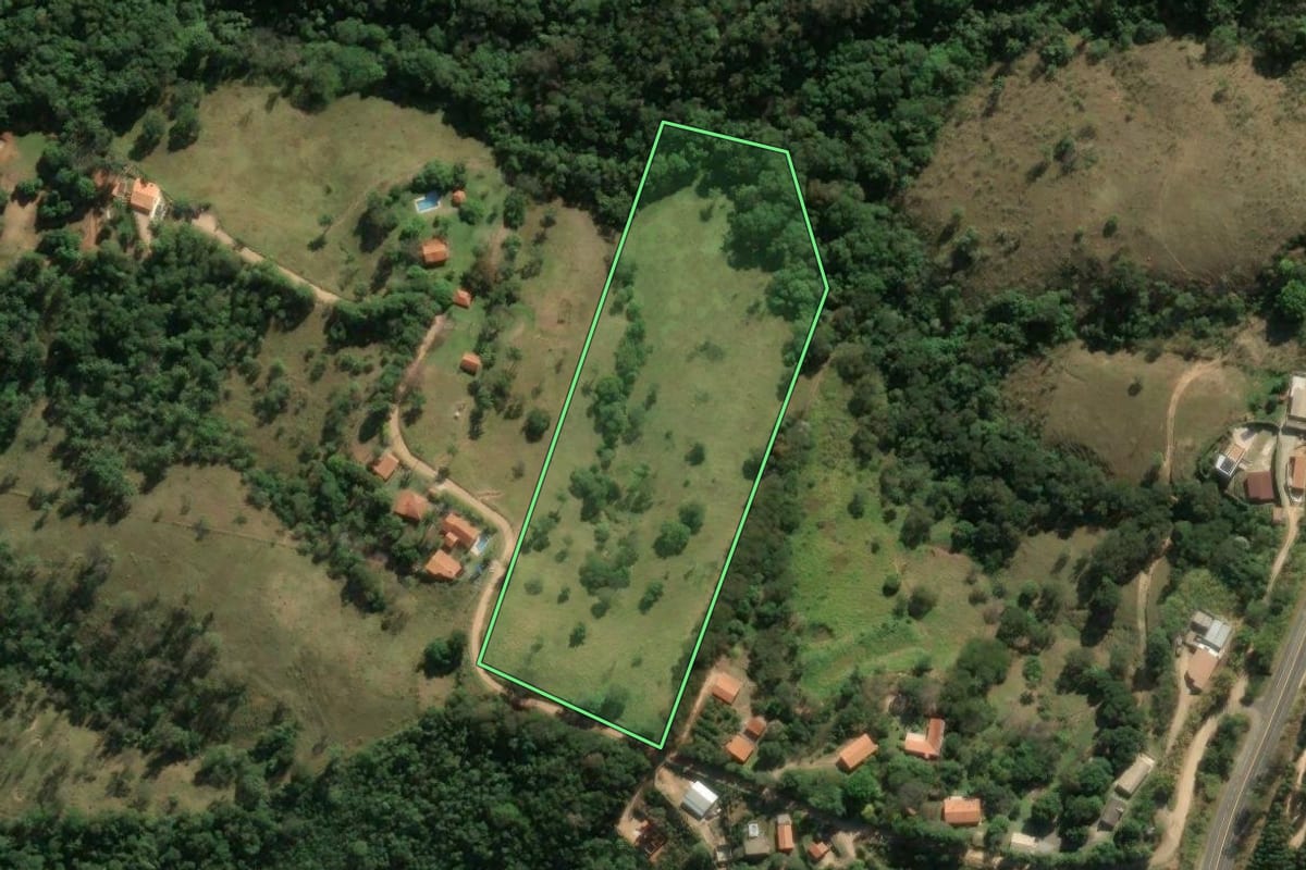 Imagem de satélite do imóvel rural em Amparo (SP), com o contorno declarado no CAR desenhado por cima.