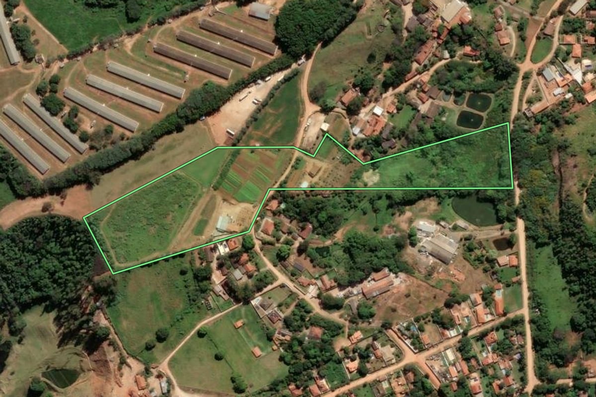 Imagem de satélite do imóvel rural em Amparo (SP), com o contorno declarado no CAR desenhado por cima.