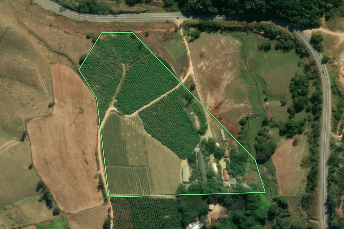 Imagem de satélite do imóvel rural em Amparo (SP), com o contorno declarado no CAR desenhado por cima.