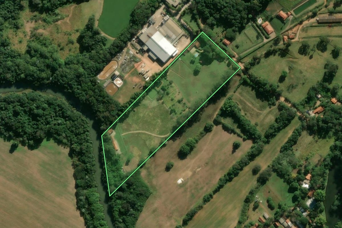 Imagem de satélite do imóvel rural em Amparo (SP), com o contorno declarado no CAR desenhado por cima.